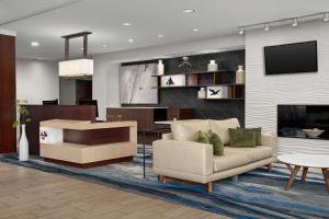 巴拿马城海滩Fairfield Inn & Suites by Marriott Panama City Beach的客厅配有沙发和桌子