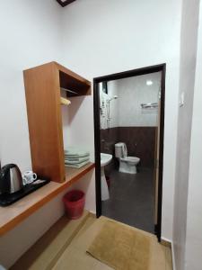刁曼岛Restu Chalet Tioman的浴室配有卫生间、盥洗盆和淋浴。
