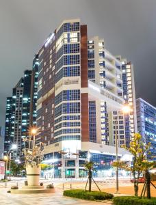 釜山Centum Prime Hotel的前面有灯的大建筑