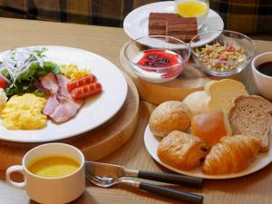 东京Hamacho Hotel Tokyo的餐桌,早餐盘和饮料