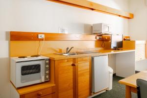 巴卡尔丁Landsborough Lodge Motel的厨房配有水槽和微波炉