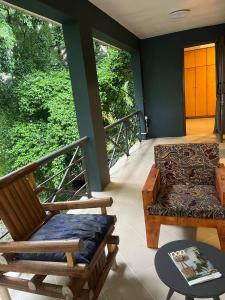 达累斯萨拉姆Zanzibar in Dar! A newly renovated 3br villa的客厅配有沙发和桌子