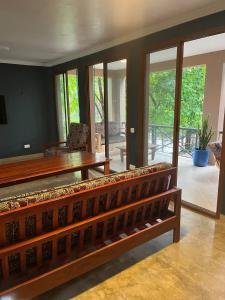 达累斯萨拉姆Zanzibar in Dar! A newly renovated 3br villa的客厅配有长凳和桌子