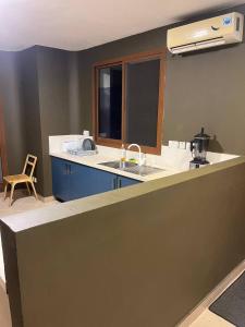 达累斯萨拉姆Zanzibar in Dar! A newly renovated 3br villa的厨房配有带水槽的柜台和窗户。