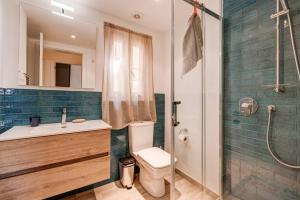 斯利马Sliema Apt-prime Location 3bed的浴室配有卫生间、盥洗盆和淋浴。
