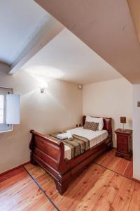斯利马Sliema Apt-prime Location 3bed的一间卧室配有一张床,铺有木地板