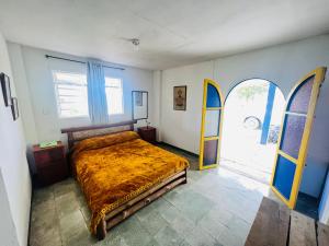VillamaríaLas Hamacas (Hospedaje Rural)的一间卧室设有一张床和一个拱形门廊