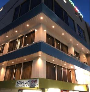 东京Itabashi Hotel Hilltop的前面有标志的大建筑