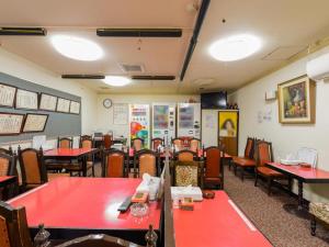 东京Itabashi Hotel Hilltop的一间设有红色桌椅的用餐室
