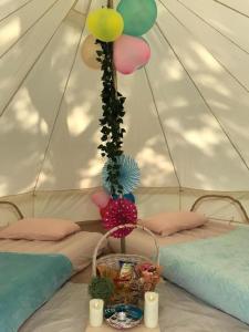 新加坡Glamping kaki singapore-Standard medium bell tent的帐篷配有2张床和1个带气球的篮子