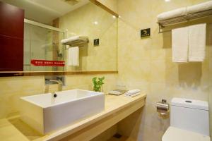 江门江门绿岛假日酒店的浴室配有白色水槽和卫生间。