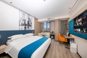 广州逸方公寓(广州沿江西路长堤大马路店)的酒店客房设有一张大床和一张书桌。