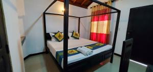 阿鲁甘湾Surf And Stay Arugam Bay的一间卧室配有两张双层床。