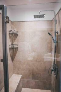 拉罗马纳Modern Condo in Casa de Campo的浴室里设有玻璃门淋浴