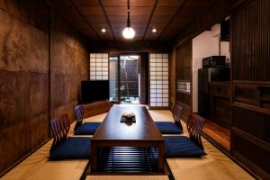 京都Rinn Shijo Machiya的一间带木桌和椅子的用餐室