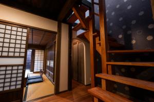京都Rinn Shijo Machiya的走廊上设有楼梯,房间设有楼梯