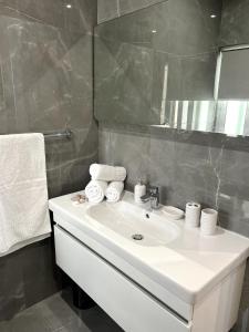 梅利哈Private Pool For Your Holiday In Mellieha的浴室设有白色水槽和镜子