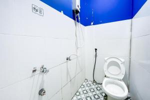 贝克西Citara Jaya Guesthouse Mitra RedDoorz的一间带卫生间和软管的浴室