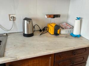 罗安达Casa de Amor的厨房台面上配有咖啡壶