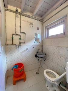 AnantnāgRohella guest house的一间带卫生间和水槽的小浴室