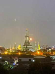 曼谷Baan Suandao Wat Arun的夜晚城市的灯光景象