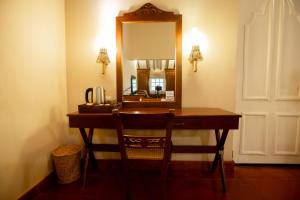 锡吉里亚科伦坡福特酒店的一张桌子,带镜子和椅子