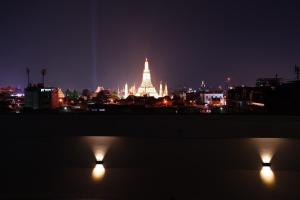 曼谷Baan Suandao Wat Arun的夜视城市,有灯光的寺庙