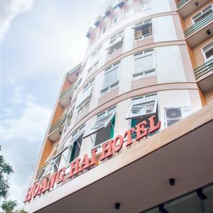 宁平Hoàng Hải 2 Hotel的建筑的侧面有标志