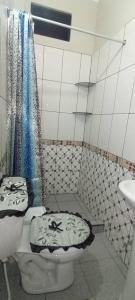 廷戈玛丽亚AlojaRous2的一间带卫生间和水槽的浴室