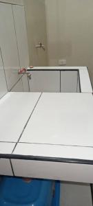 廷戈玛丽亚AlojaRous2的一间设有白色桌子和镜子的客房