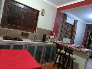 廷戈玛丽亚AlojaRous2的厨房配有水槽和带凳子的台面