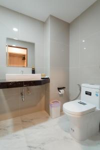 武里南SNOW HOUSE Buriram的浴室配有白色卫生间和盥洗盆。