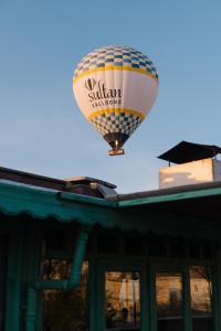 格雷梅赫比Spa酒店的飞过大楼的热气球