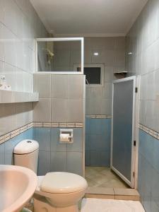 邦劳邦劳摄政公园度假酒店的一间带卫生间和水槽的浴室
