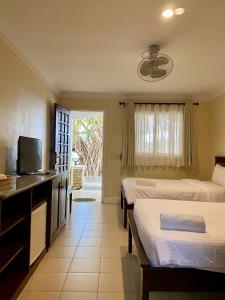 邦劳邦劳摄政公园度假酒店的酒店客房设有两张床和电视。