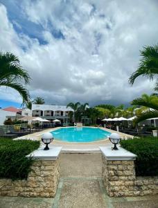 邦劳邦劳摄政公园度假酒店的棕榈树度假村内的大型游泳池