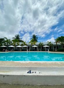 邦劳邦劳摄政公园度假酒店的一座棕榈树和遮阳伞的大型游泳池