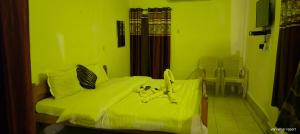 DhanwārVan Vihar Resort的一间绿色卧室,配有一张床铺,上面有两只填充动物