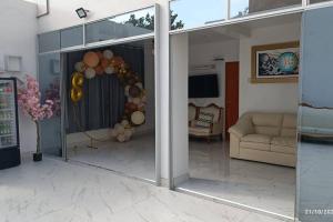 伊察Casa Piscina Duna Saraja Ica-Perú的客厅设有玻璃门和沙发
