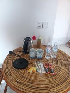 白马市El Ling guesthouse的圆木桌、咖啡壶和饮料