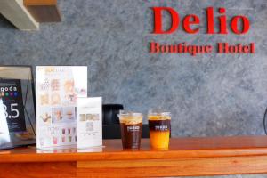 乌隆他尼Delio Boutique Hotel的木桌旁放两杯啤酒