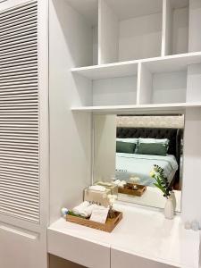 胡志明市Home in Ho Chi Minh City, D1的一间白色卧室,配有一张镜子内的床铺