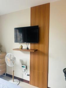 BasbasClarity’s Staycation的客房设有壁挂式电视和风扇。