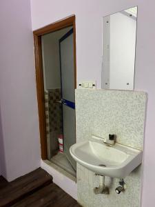 BettiahSANGAM PALACE的浴室设有白色水槽和镜子