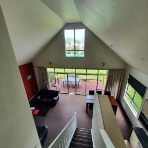 罗托鲁瓦Kuirau Chalet Villa 3-bedroom Twin Lake的客厅设有楼梯,享有高空的景色