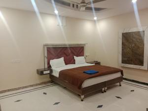克久拉霍Hotel Rudra Palace的卧室配有一张床