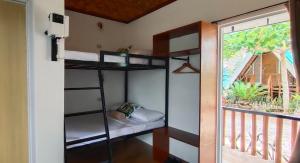 San FranciscoRC Hutspot Tourist Inn的客房设有两张双层床和一扇窗户。