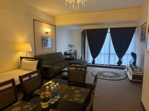 吉隆坡服务式公寓酒店@吉隆坡时代广场的客厅配有沙发和桌子