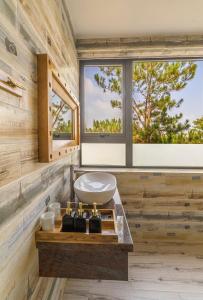 大叻Love Hill Resort的一间带水槽和窗户的浴室