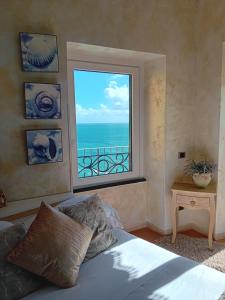 马纳罗拉Alla Porta Rossa的一间卧室设有海景窗户